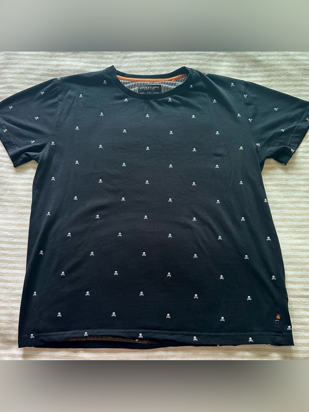black & white mini skulls 100% cotton t / size medium